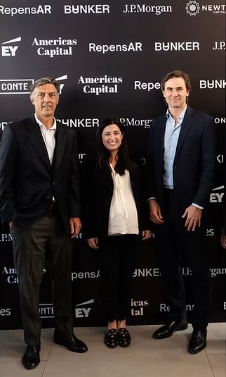 Asistentes frente al fondo de sponsors de Repensar 2025